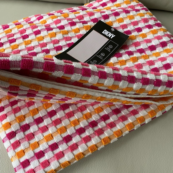 DKNY Oversizes Beach Towel - Picture 5 of 5